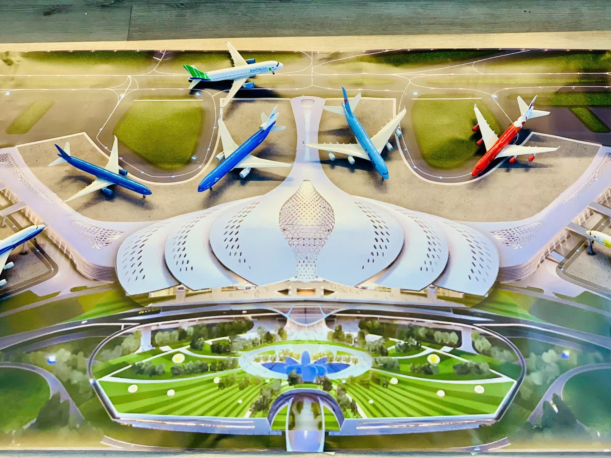  Diorama sân bay Long Thành bãi đáp đường băng in PP cán mờ chống nước bụi bẩn khổ dài 120cm cho máy bay mô hình 16cm 20cm 1:200 1:400 DR041 