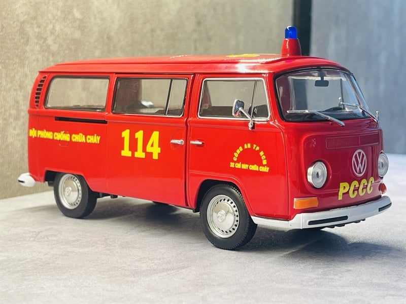  Mô hình xe ô tô độ CS PCCC Volkswagen Bus T2 1972 tỉ lệ 1:24 Welly Autono1 DO24010 