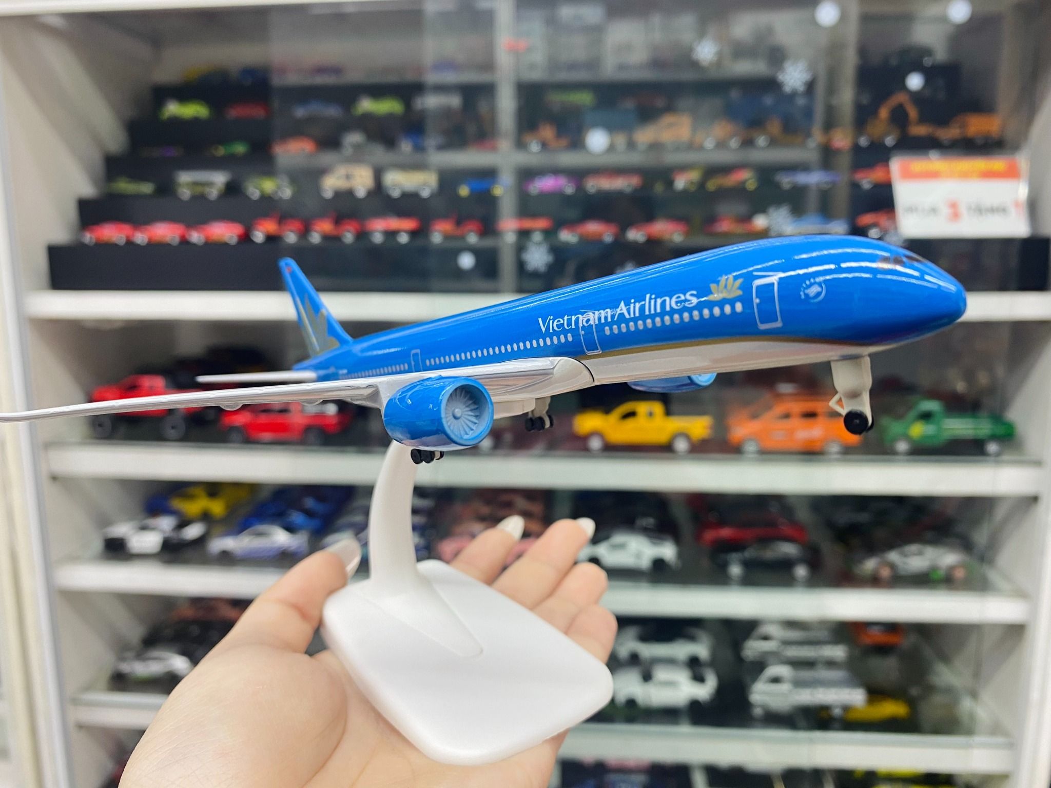  Mô hình máy bay Viet Nam Airlines VN-A886 Airbus A350-900 20cm MB20010 