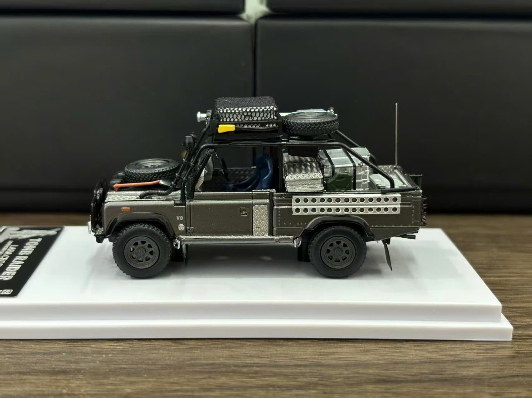  Mô hình xe Land Rover Defender Tomb Raider Angelina Jolie's limited 999pcs có phụ kiện đi kèm tỉ lệ 1:64 DCM model OT64209 