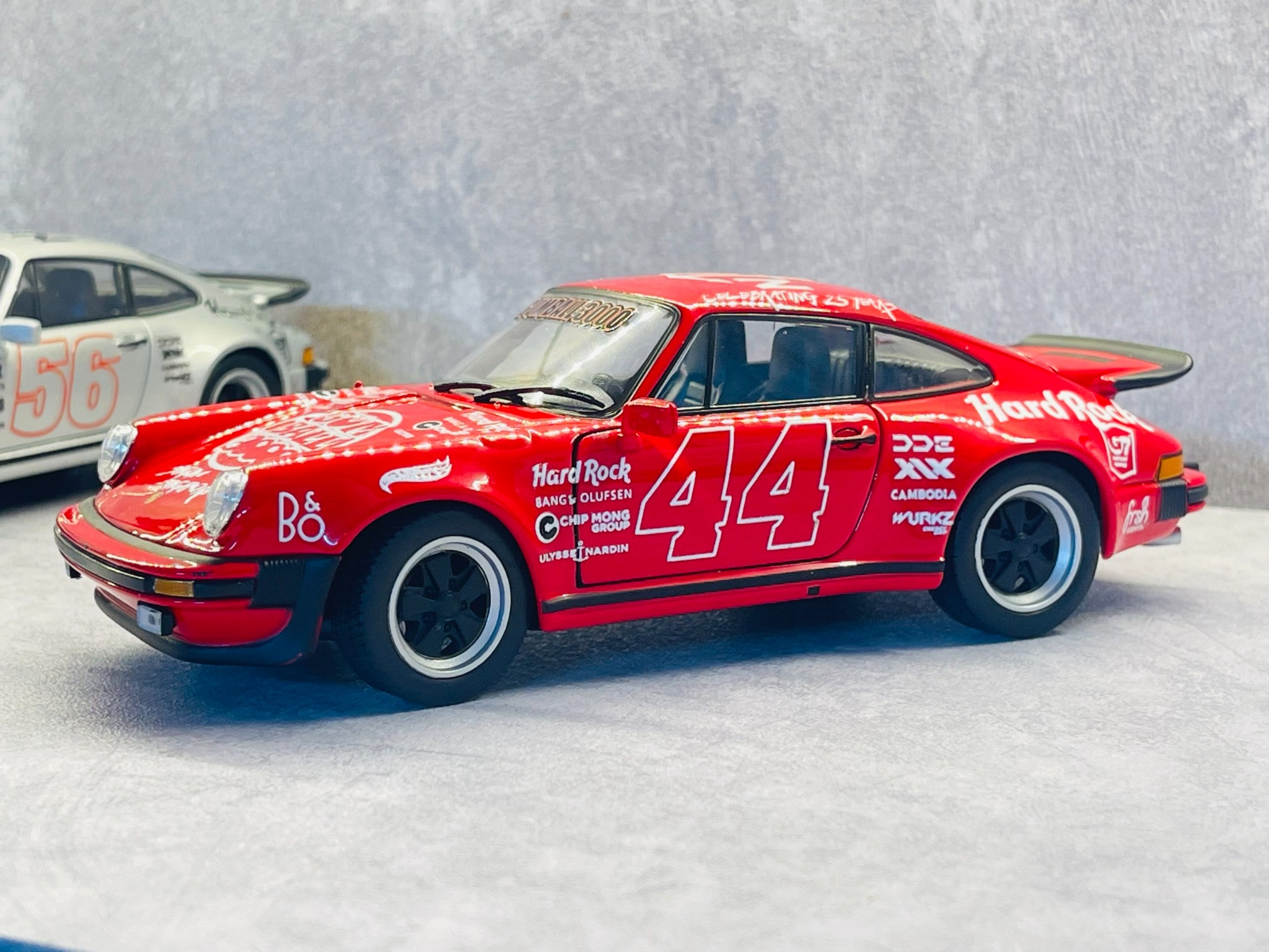  Mô hình xe custom Porsche 911 (930) Turbo RED Gumball3000 tỉ lệ 1:24 Welly DO24016 