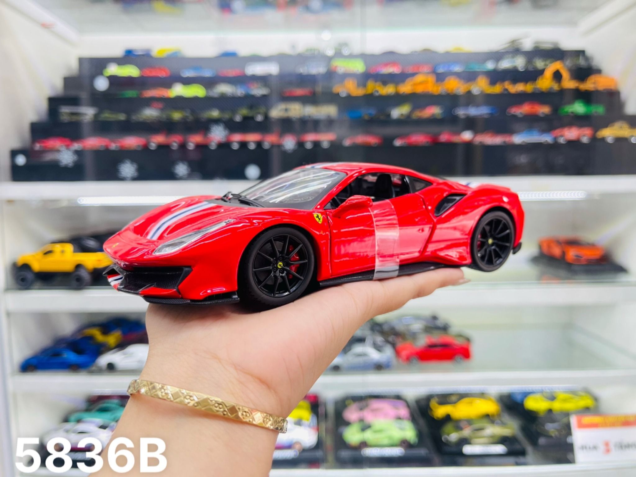  Mô hình xe Ferrari 488 Pista Red đánh lái được phiên bản có đế 1:24 Bburago 5836 