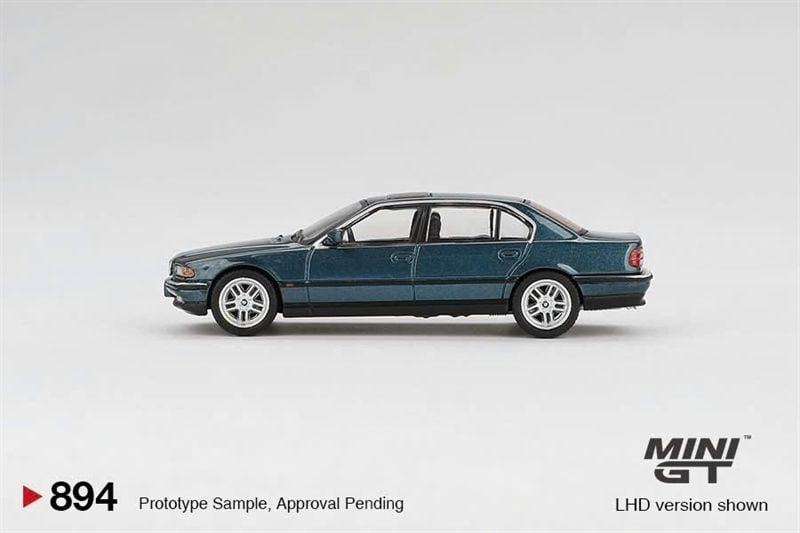  Mô hình xe BMW 750IL Sorrento Blue Metallic BẢN CARD tỉ lệ 1:64 MiniGT MGT00894-BL 