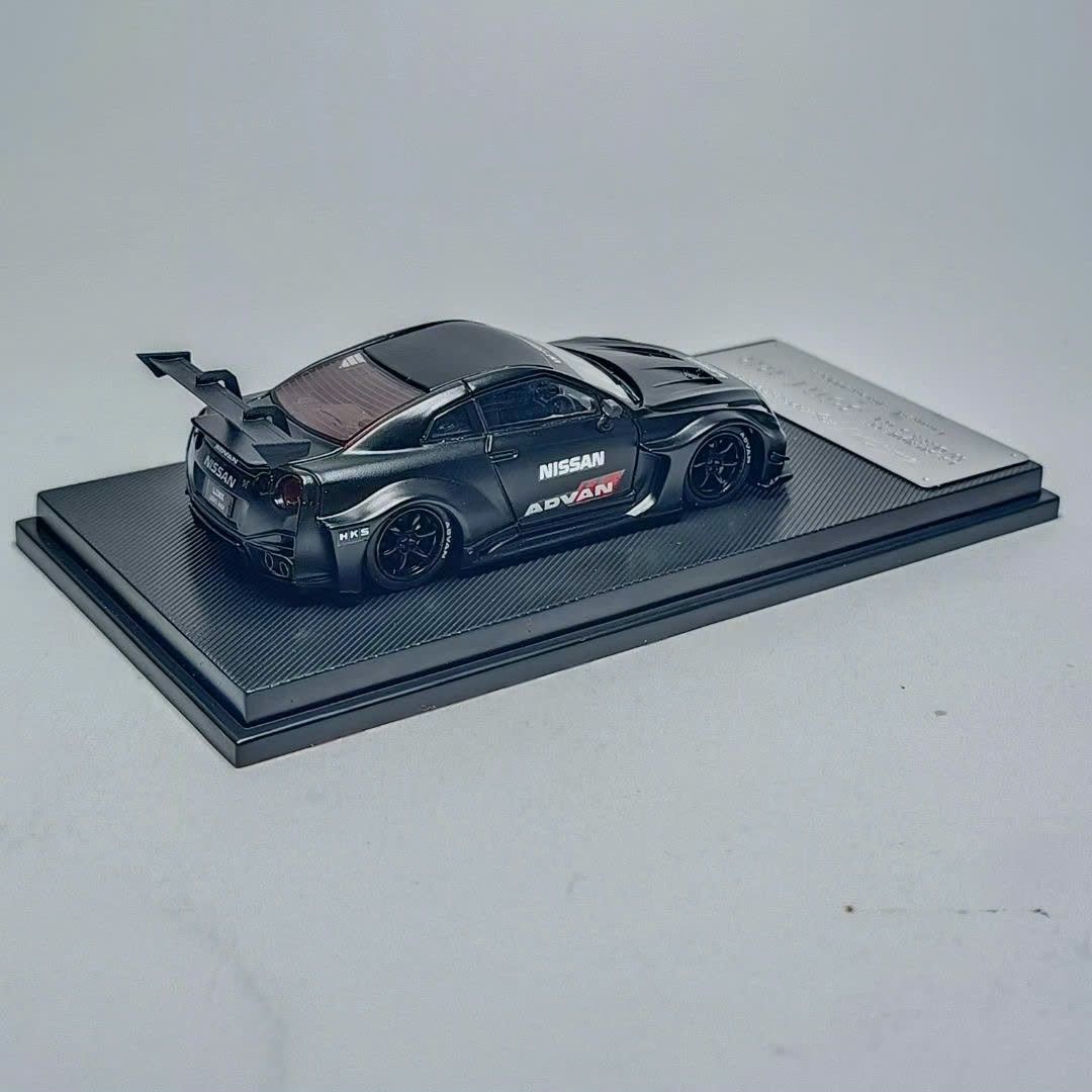  Mô hình xe Nissan GTR (35GT-RR) Advan racing - Monster matt black có hộp mica tỉ lệ 1:64 Mymodelcollect MC MC640005C-MC640005 