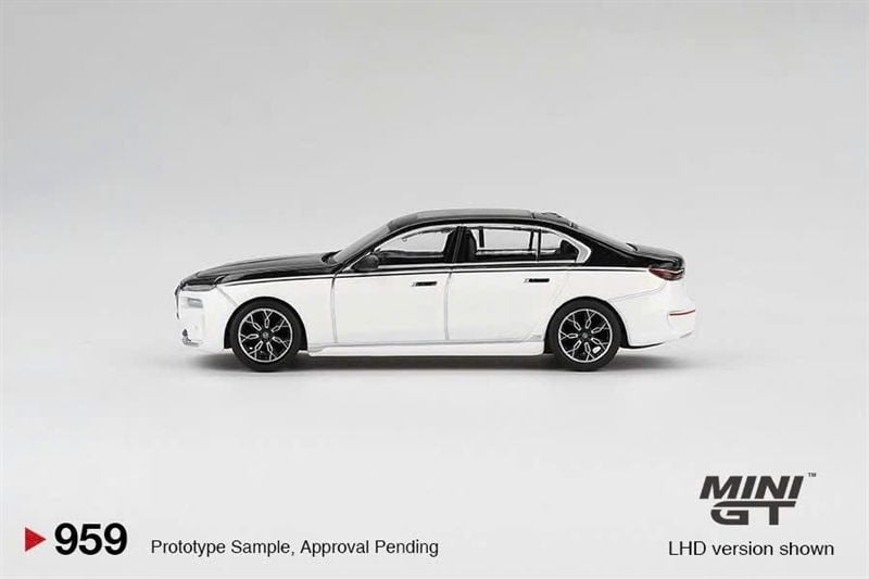  Mô hình xe BMW i7 xDrive60 Alpine White / Black Sapphire bản card tỉ lệ 1:64 MiniGT MGT00959-BL 