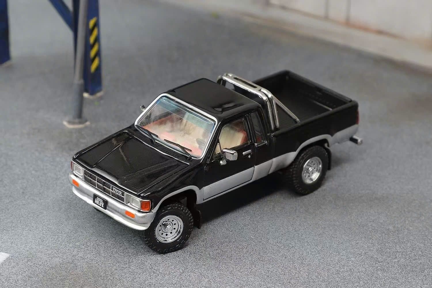  Toyota Hilux 1985 4th generation (N50) SR5 version mở được capo - đánh lái được tỉ lệ 1:64 GCD model OT64154 
