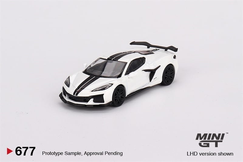  Mô hình xe Chevrolet Corvette Z06 2023 Arctic White bản card tỉ lệ 1:64 MiniGT MGT00677 