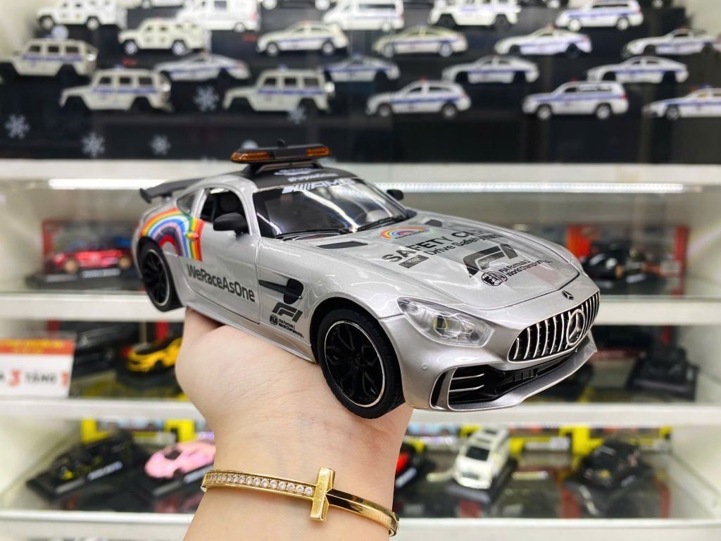 Mô hình xe dẫn đoàn đua F1 Mercedes Benz AMG GTR Safety car - full open - đánh lái - đèn - âm thanh tỉ lệ 1:24 Alloy model OT600