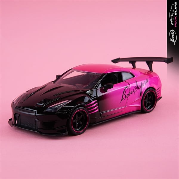  Mô hình xe 2009 Nissan GT-R R35 Ben Sopra Pink Slips tỉ lệ 1:24 Jada Toys 35500 