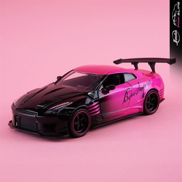 Mô hình xe 2009 Nissan GT-R R35 Ben Sopra Pink Slips tỉ lệ 1:24 Jada Toys 35500 