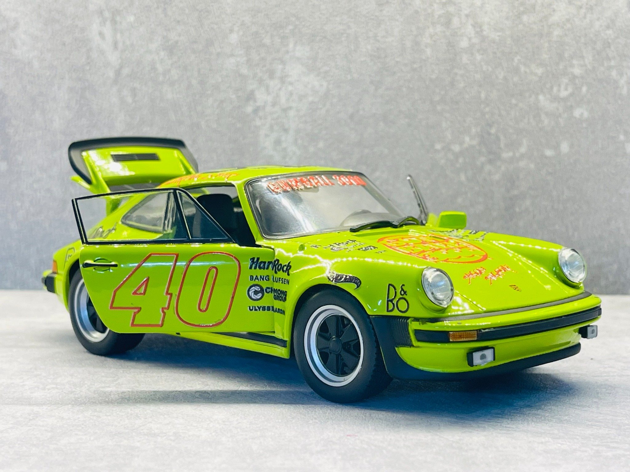  Mô hình xe custom Porsche 911 (930) Turbo Green Gumball3000 tỉ lệ 1:24 Welly DO24014 