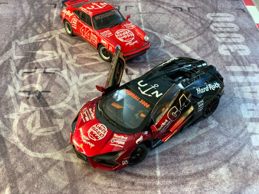 Diorama bãi đỗ xe parking lot race Gumball 3000 in PP cán mờ chống nước bụi bẩn khổ dài 60cm cho xe mô hình 1:24 Autono1 DR043