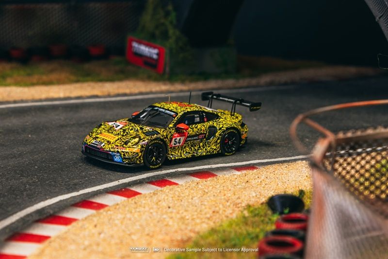  Mô hình xe Porsche 911 GT3 R, Nürburgring 24h 2023, C. Engelhart / A. Güven / L. Heinrich / L. Vanthoor tỉ lệ 1:64 Tarmac Works T64-084-23NUR54 