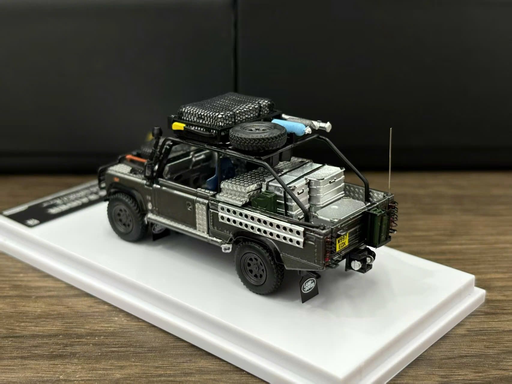  Mô hình xe Land Rover Defender Tomb Raider Angelina Jolie's limited 999pcs có phụ kiện đi kèm tỉ lệ 1:64 DCM model OT64209 