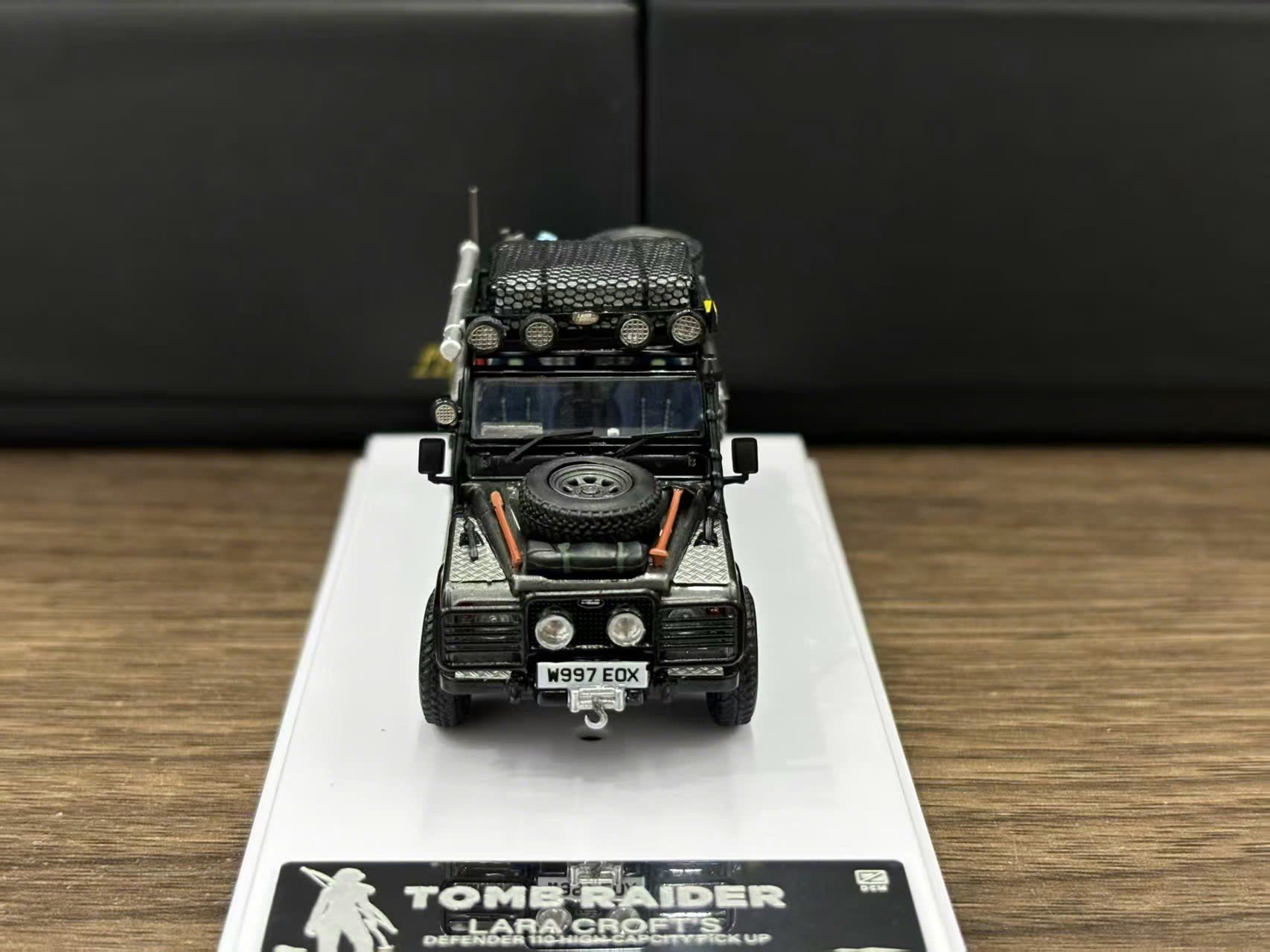 Mô hình xe Land Rover Defender Tomb Raider Angelina Jolie's limited 999pcs có phụ kiện đi kèm tỉ lệ 1:64 DCM model OT64209 