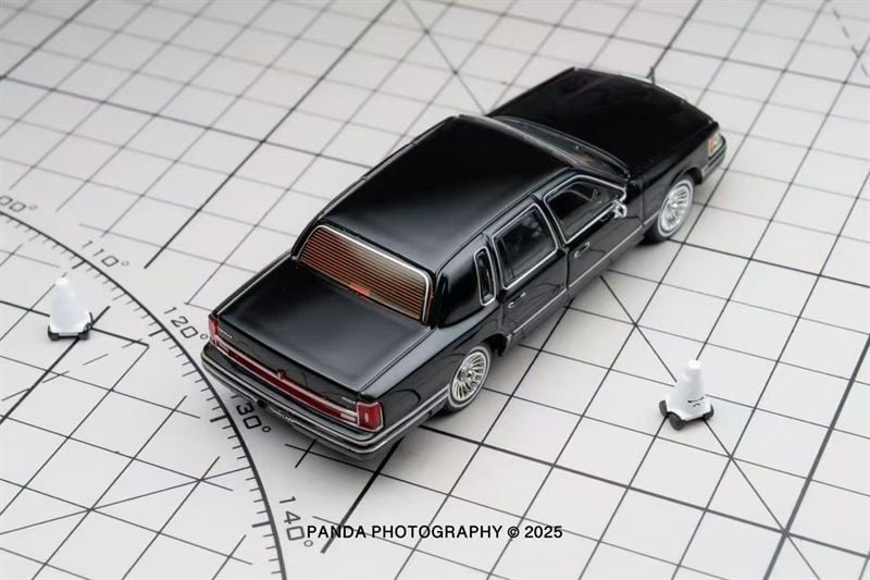  Mô hình xe Lincoln Town Car 1992 tỉ lệ 1:64 MK Miniatures OT64334 