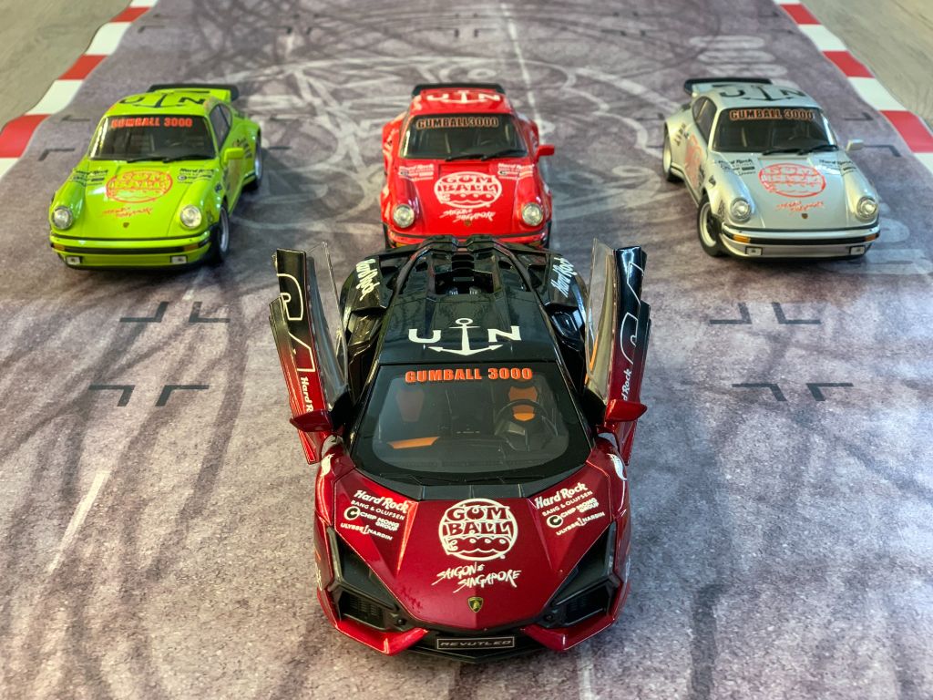 Diorama bãi đỗ xe parking lot race Gumball 3000 in PP cán mờ chống nước bụi bẩn khổ dài 60cm cho xe mô hình 1:24 Autono1 DR043