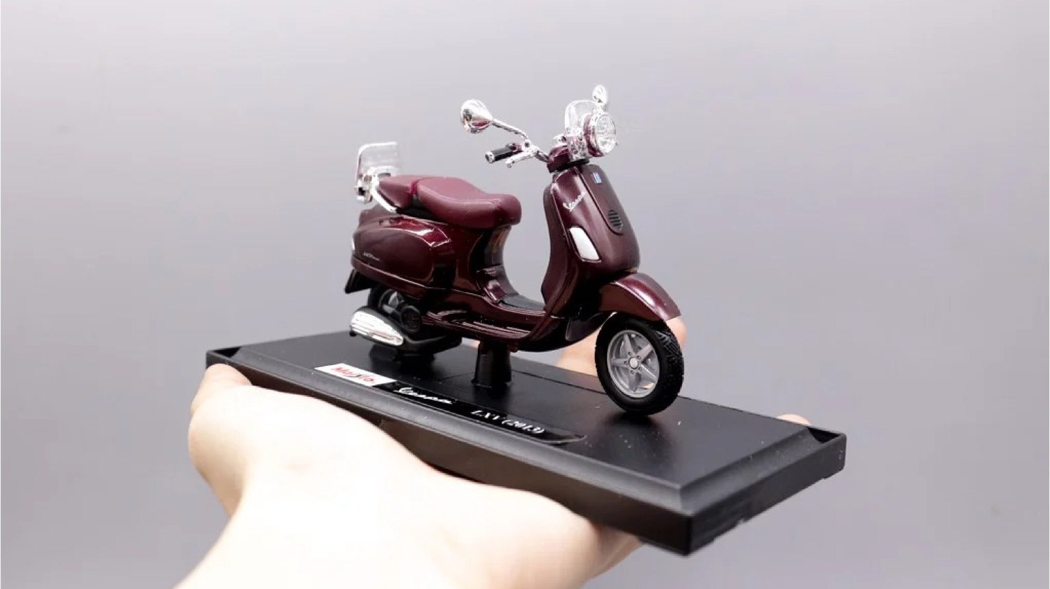  Mô hình xe Vespa lxv 2013 brown 1:18 Maisto 7070A 