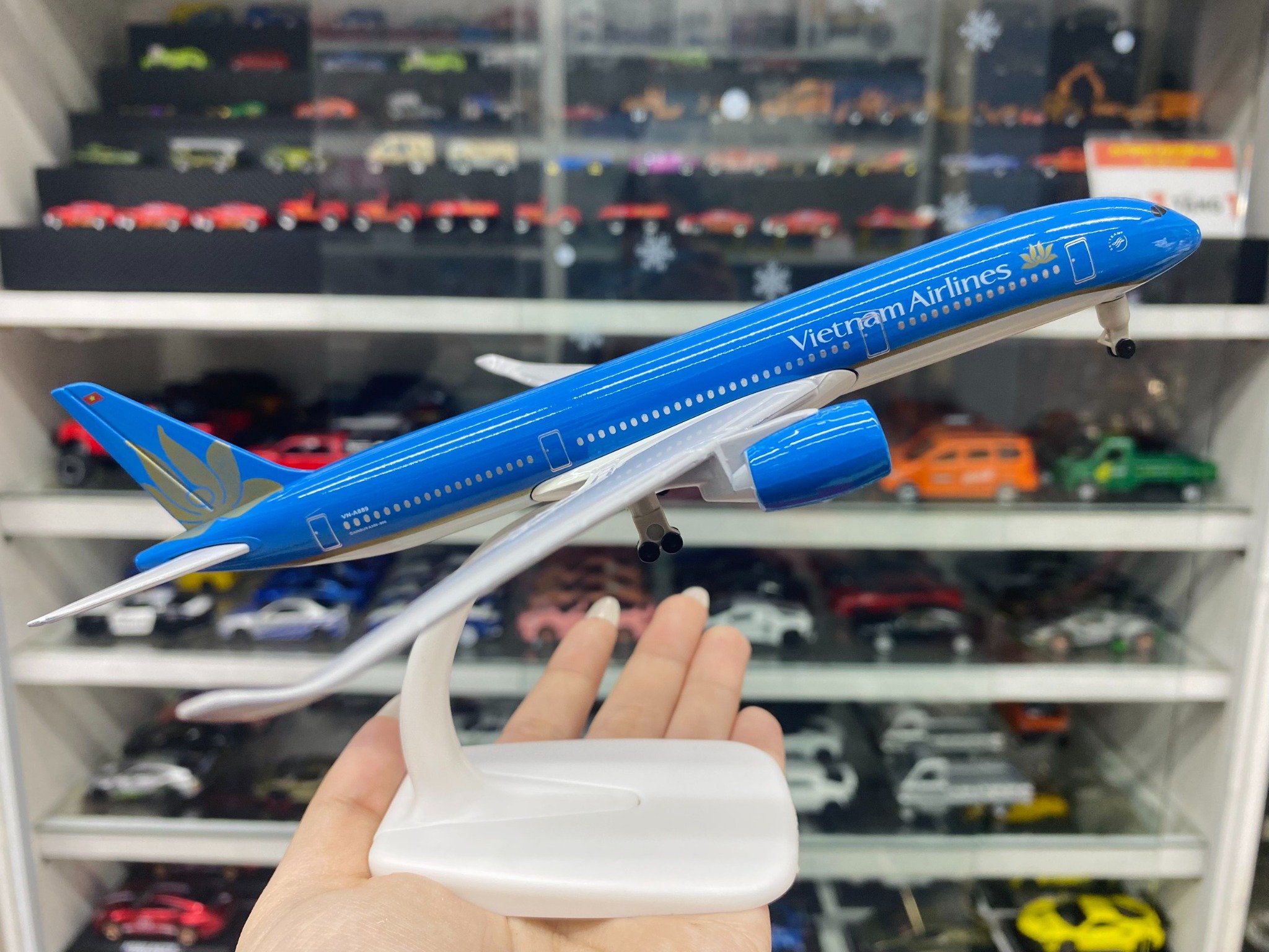  Mô hình máy bay Viet Nam Airlines VN-A886 Airbus A350-900 20cm MB20010 