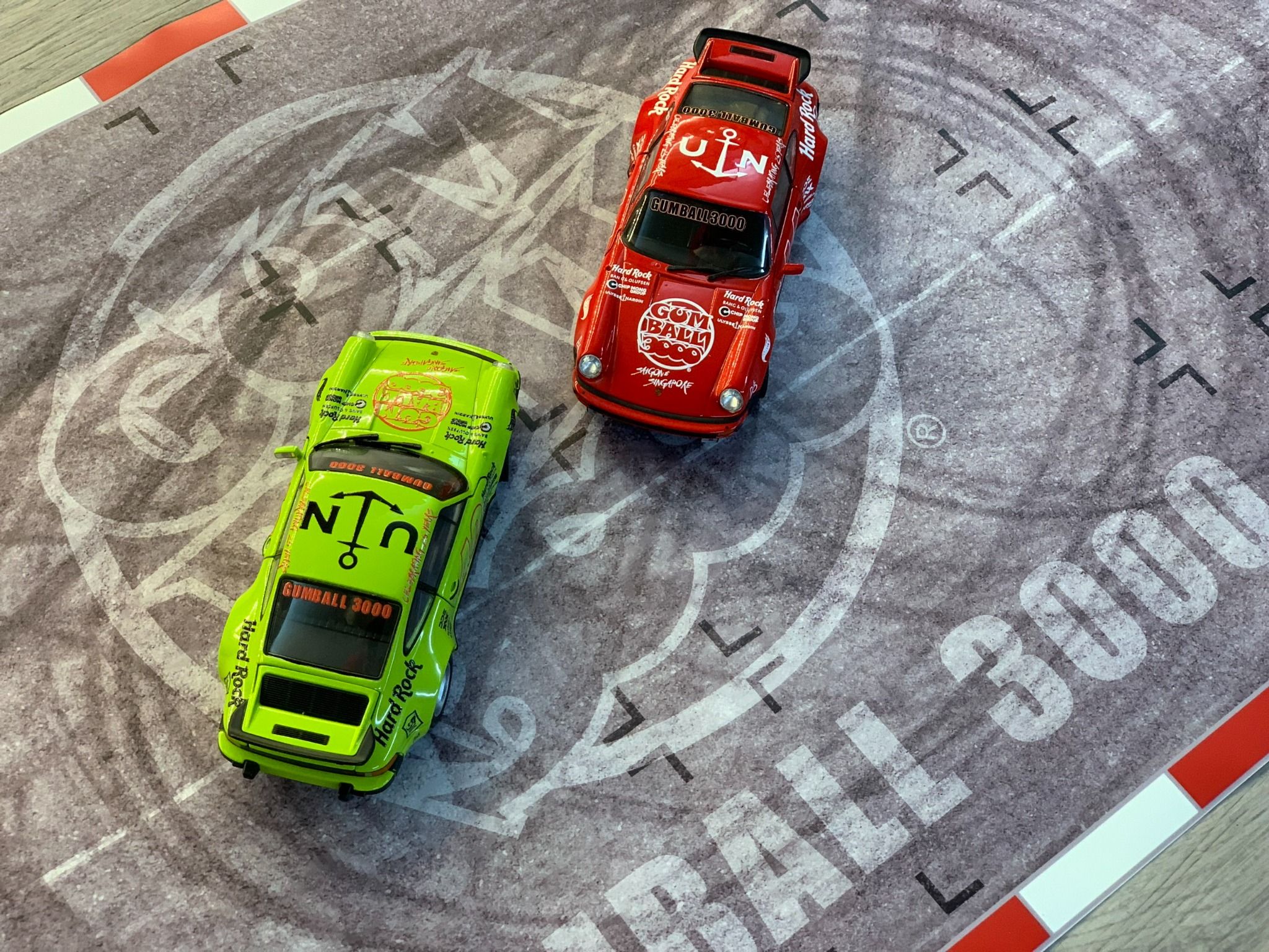  Diorama bãi đỗ xe parking lot race Gumball 3000 in PP cán mờ chống nước bụi bẩn khổ dài 60cm cho xe mô hình 1:24 Autono1 DR043 