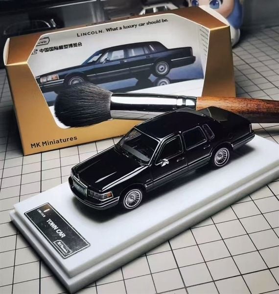  Mô hình xe Lincoln Town Car 1992 tỉ lệ 1:64 MK Miniatures OT64334 