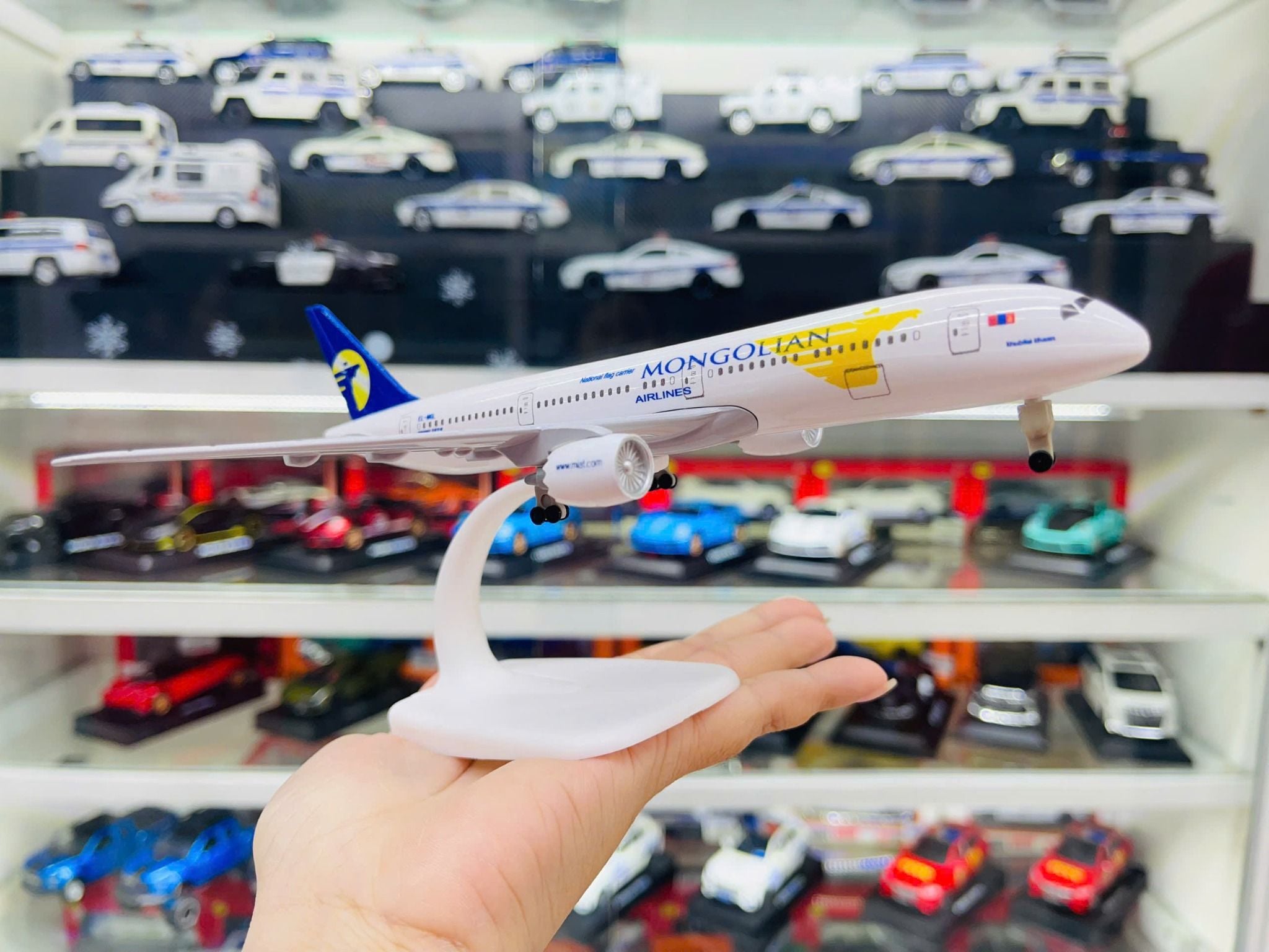  Mô hình máy bay Mông cổ MIAT Mongolian Airlines Boeing B787 có bánh xe 20cm MB20115 