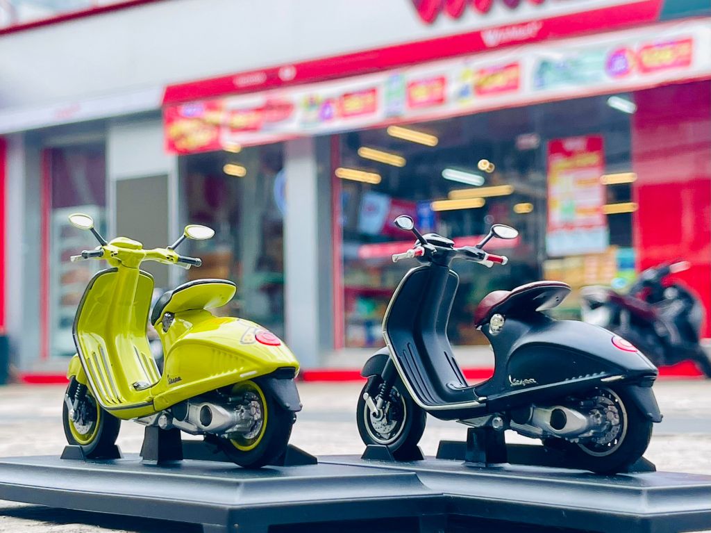 Mô hình xe Vespa 946 độ matt black 2023 tỉ lệ 1:18 Autono1 Welly D228