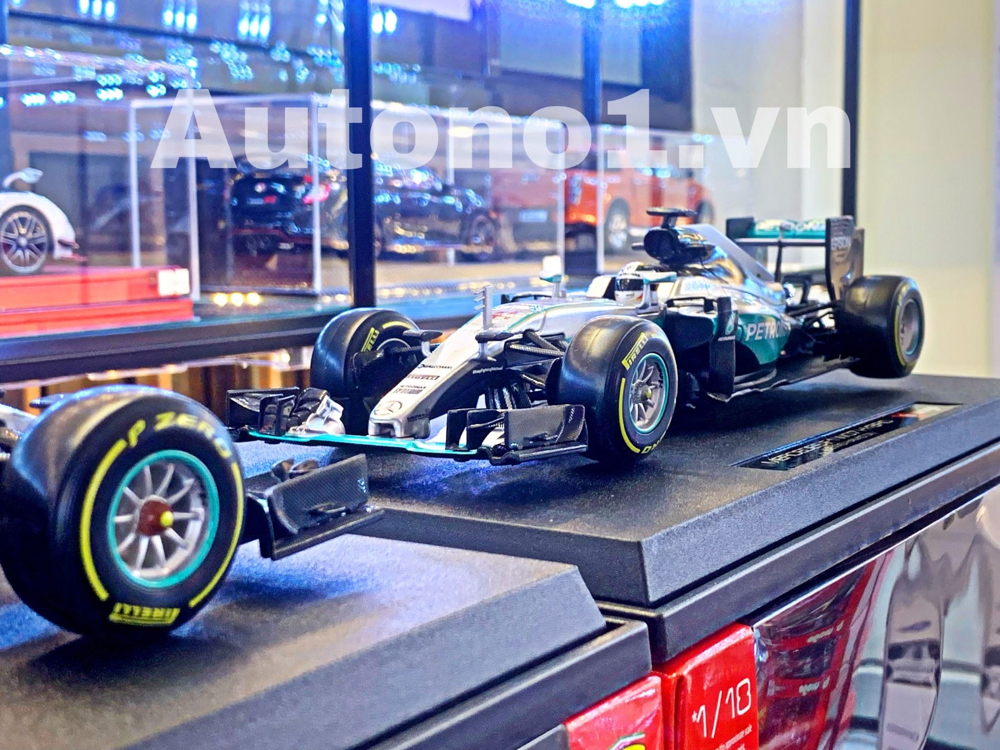  Mô hình xe F1 Mercedes AMG Petronas F1 W07 Hybrid 2016 world champion 1:18 Bburago 5212 