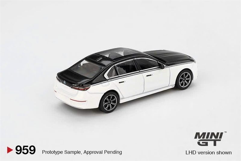  Mô hình xe BMW i7 xDrive60 Alpine White / Black Sapphire bản card tỉ lệ 1:64 MiniGT MGT00959-BL 