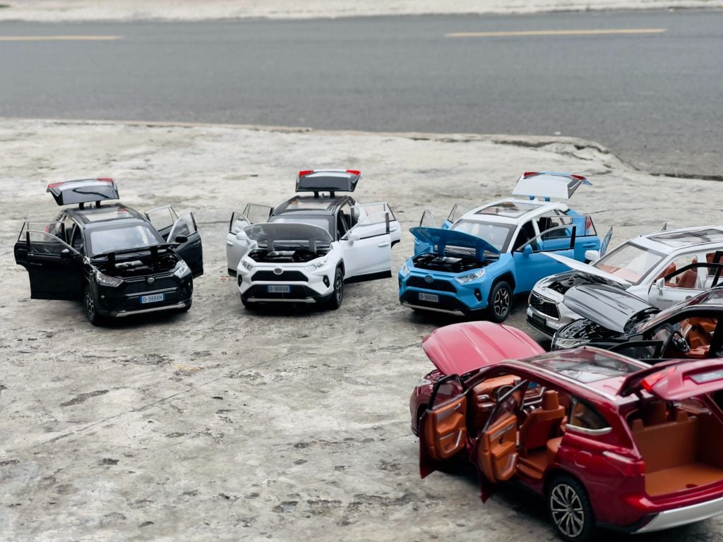 Mô hình xe ô tô Toyota RAV4 full open - full kính - có âm thanh - đèn tỉ lệ 1:22 Alloy model OT503