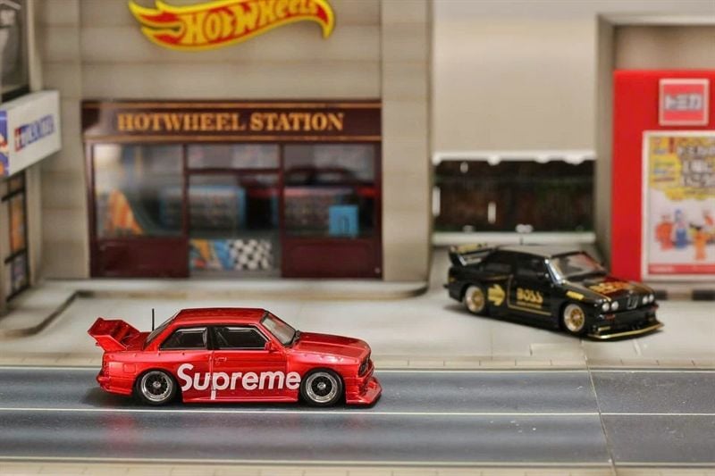  Mô hình xe BMW E30 Supreme LTO tỉ lệ 1:64 Street Weapon OT64126 