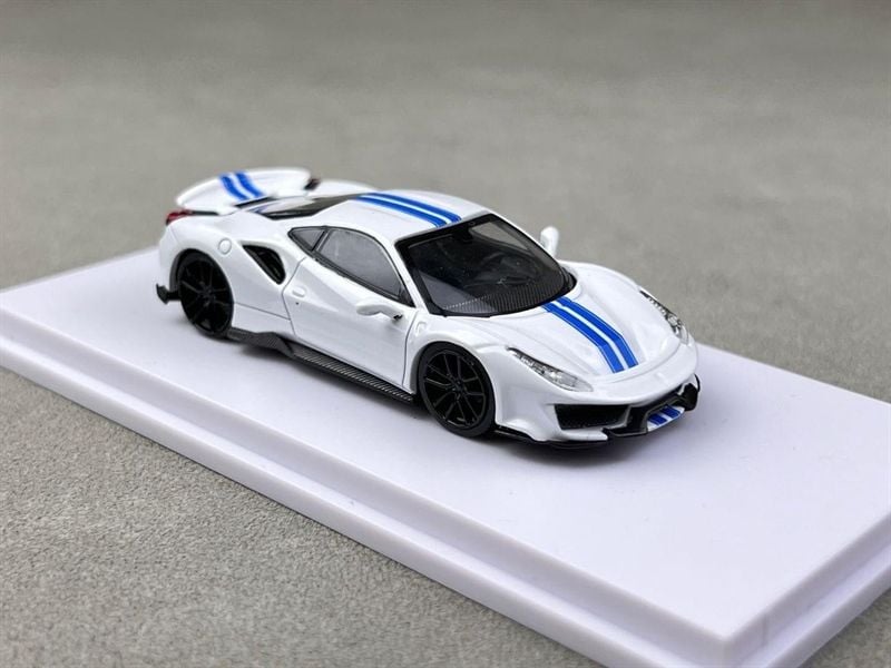  Mô hình xe Ferrari Novitec 488 Pista tỉ lệ 1:64 DCM OT64115 