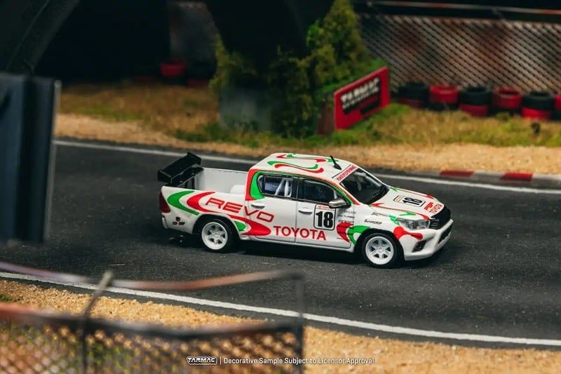  Mô hình xe Toyota Hilux White tỉ lệ 1:64 Tarmac Works T64-041-WH2 