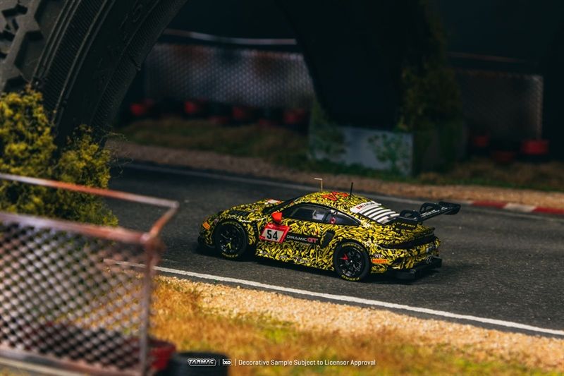  Mô hình xe Porsche 911 GT3 R, Nürburgring 24h 2023, C. Engelhart / A. Güven / L. Heinrich / L. Vanthoor tỉ lệ 1:64 Tarmac Works T64-084-23NUR54 
