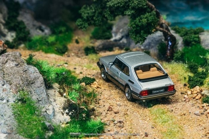  Mô hình xe Saab 900 Turbo Silver tỉ lệ 1:64 Tarmac Works T64G-056-SL 