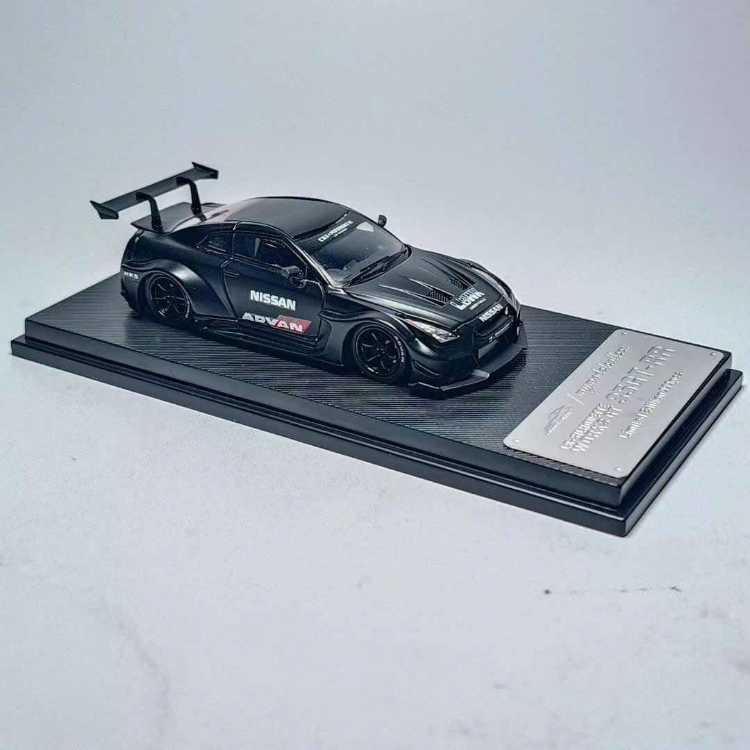  Mô hình xe Nissan GTR (35GT-RR) Advan racing - Monster matt black có hộp mica tỉ lệ 1:64 Mymodelcollect MC MC640005C-MC640005 