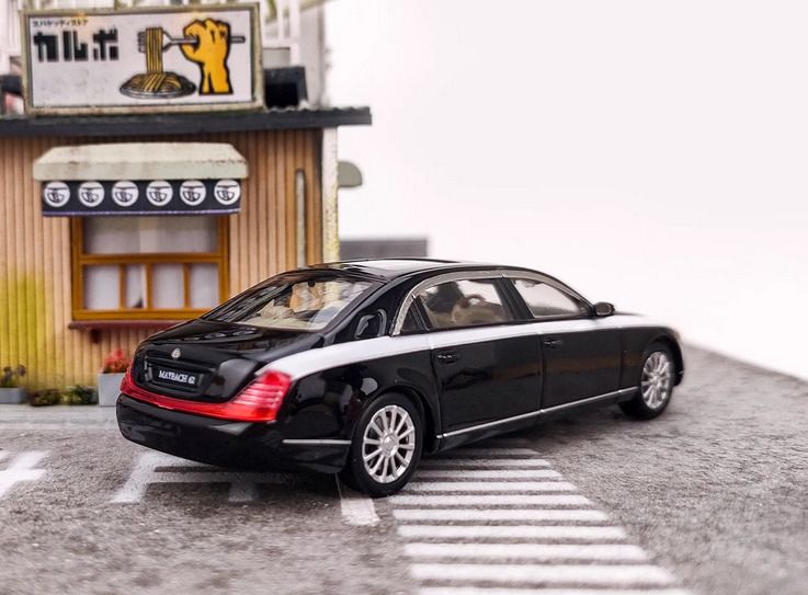  Mô hình xe Mercedes Benz Maybach 62S tỉ lệ 1:64 Stance Hunters OT64198 