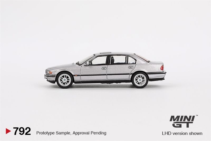  Mô hình xe BMW 750IL Aspen Silver Metallic tỉ lệ 1:64 MiniGT bản card MGT00792 