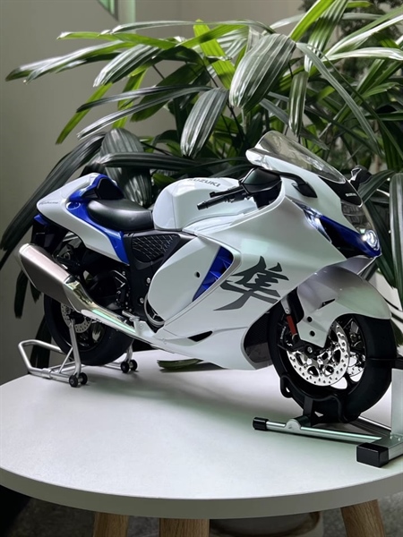  Mô hình xe Suzuki Hayabusa 1300 có động cơ - phun khói khi vặn ga - kèm ben nâng tỉ lệ lớn 1:6 Alloy Model MT06004 