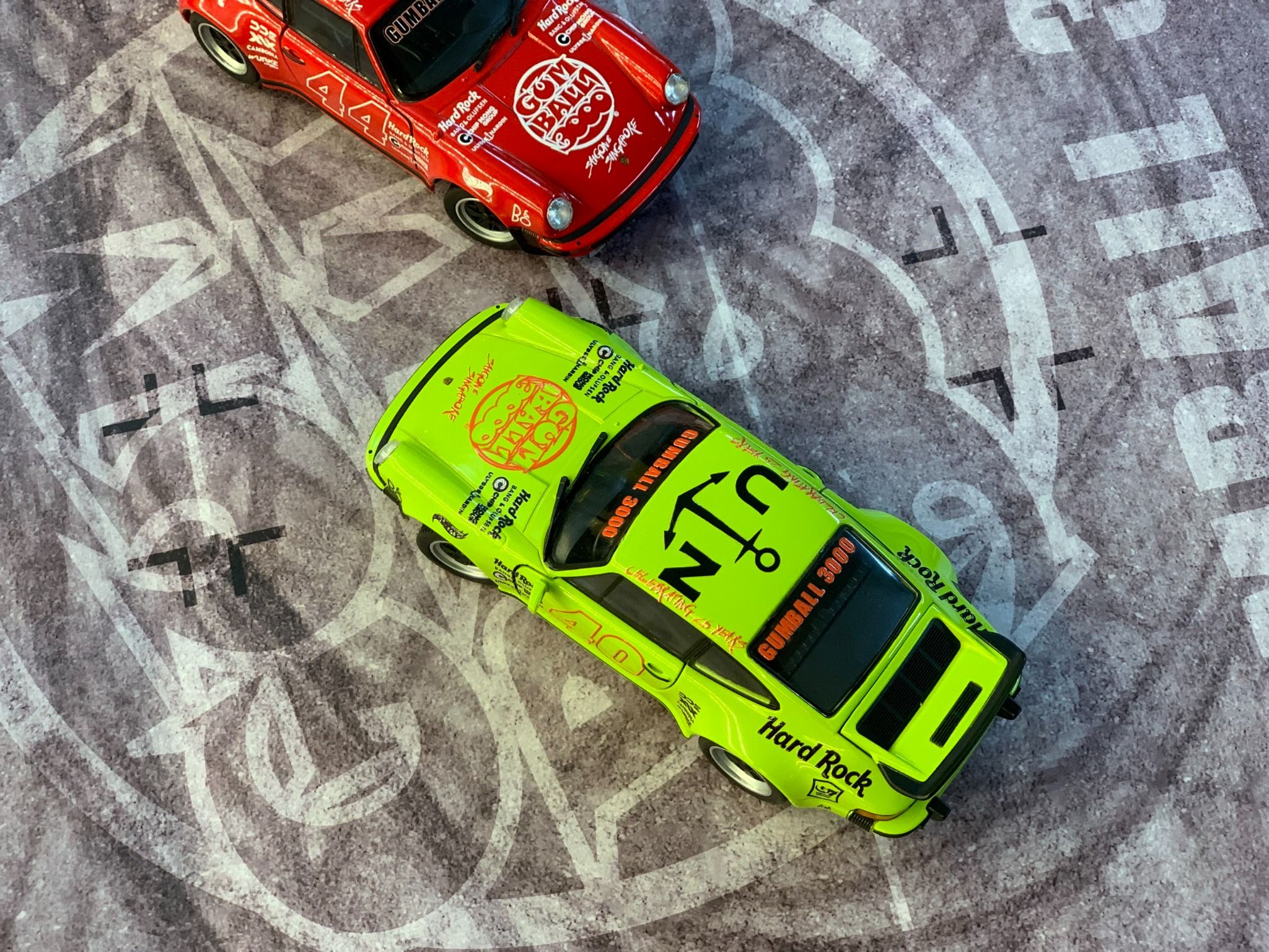  Diorama bãi đỗ xe parking lot race Gumball 3000 in PP cán mờ chống nước bụi bẩn khổ dài 60cm cho xe mô hình 1:24 Autono1 DR043 