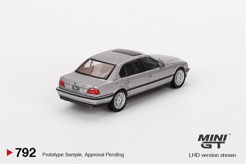  Mô hình xe BMW 750IL Aspen Silver Metallic tỉ lệ 1:64 MiniGT bản card MGT00792 