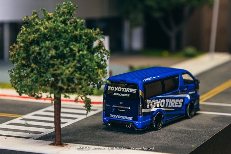  Mô hình xe Toyota Hiace Widebody Toyo Tires tỉ lệ 1:64 Tarmac Works T64-038-TOYO 