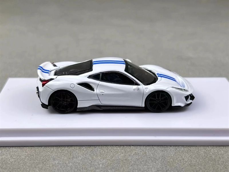  Mô hình xe Ferrari Novitec 488 Pista tỉ lệ 1:64 DCM OT64115 