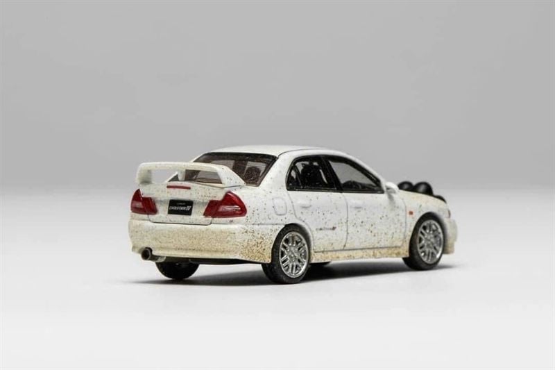  Mô hình xe Mitsubishi Lancer EvolutionIV Muddy Version with Rally Light 1:64 MotorHelix M64015 