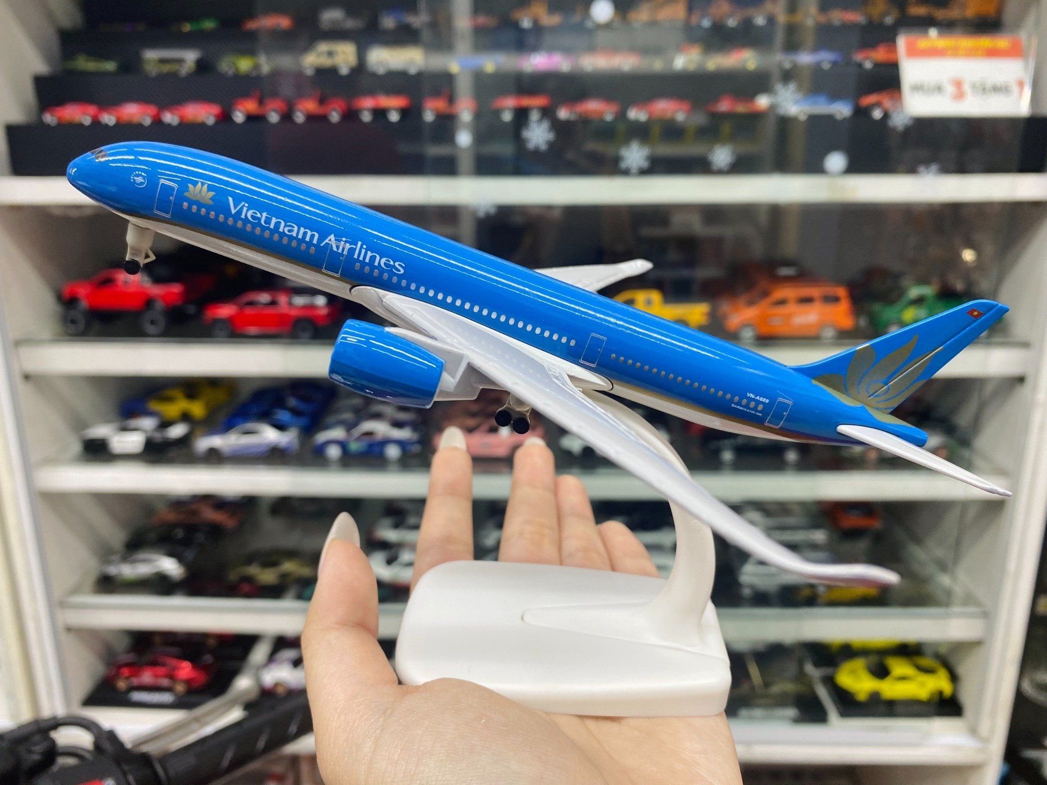  Mô hình máy bay Viet Nam Airlines VN-A886 Airbus A350-900 20cm MB20010 