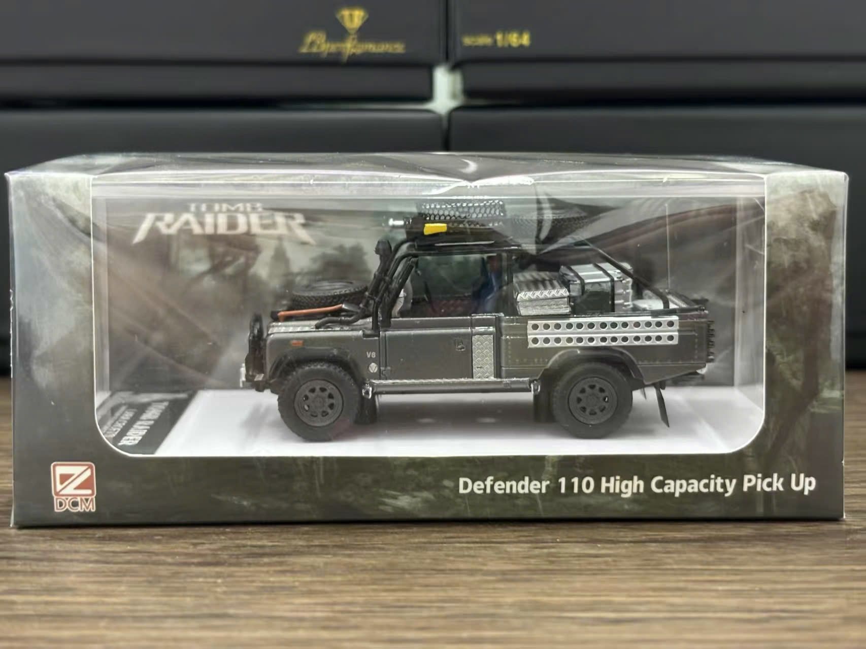  Mô hình xe Land Rover Defender Tomb Raider Angelina Jolie's limited 999pcs có phụ kiện đi kèm tỉ lệ 1:64 DCM model OT64209 