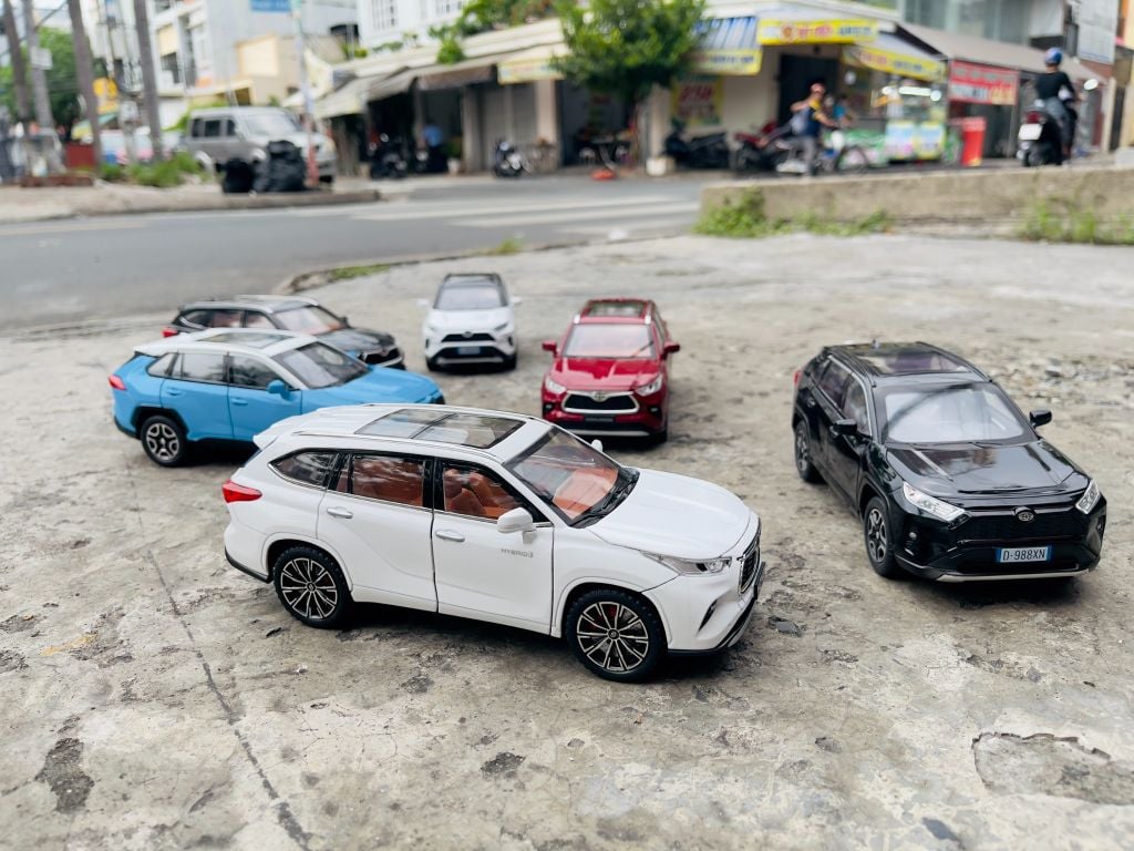 Mô hình xe ô tô Toyota RAV4 full open - full kính - có âm thanh - đèn tỉ lệ 1:22 Alloy model OT503