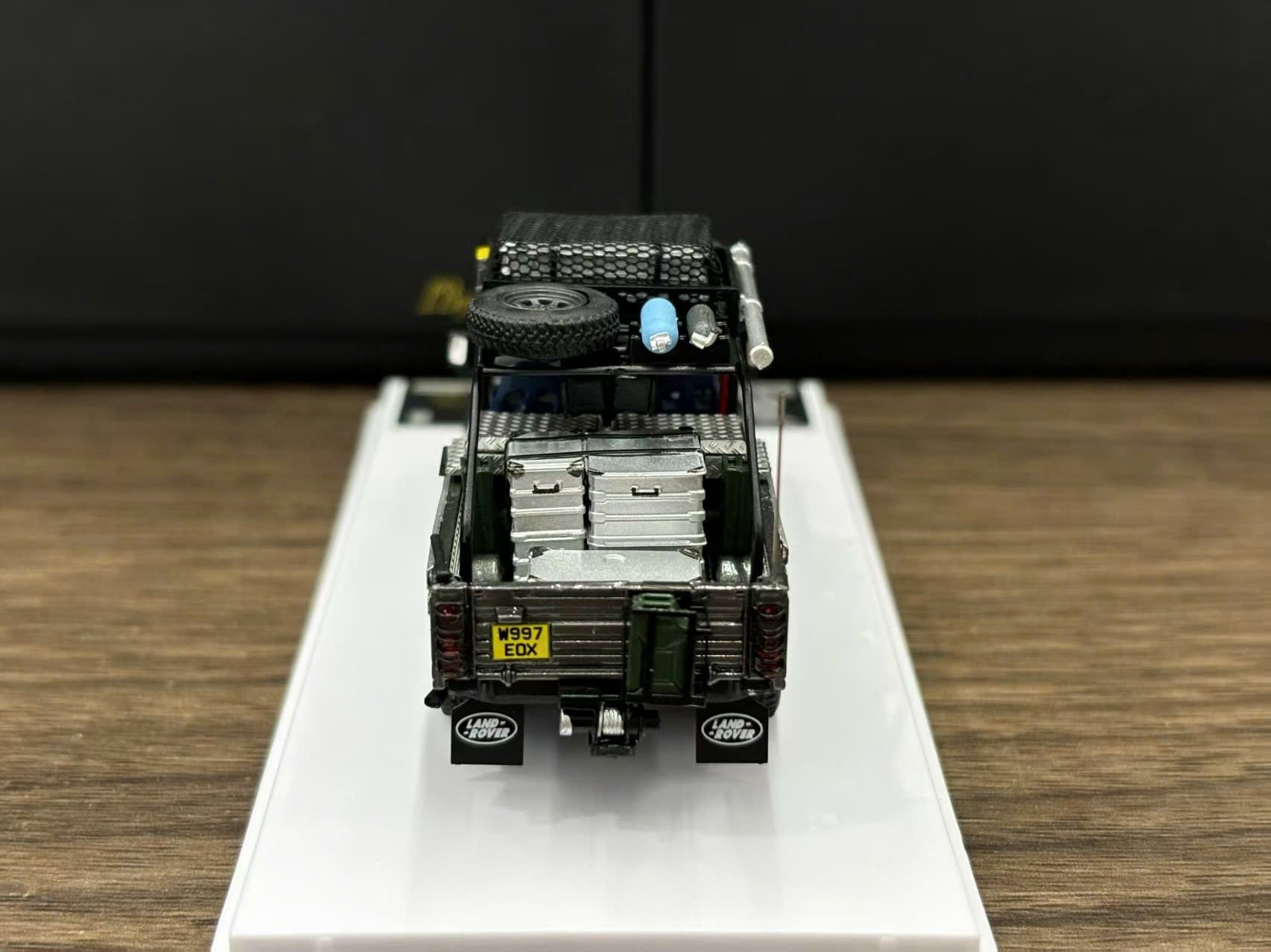  Mô hình xe Land Rover Defender Tomb Raider Angelina Jolie's limited 999pcs có phụ kiện đi kèm tỉ lệ 1:64 DCM model OT64209 