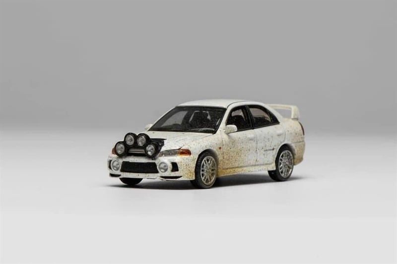  Mô hình xe Mitsubishi Lancer EvolutionIV Muddy Version with Rally Light 1:64 MotorHelix M64015 