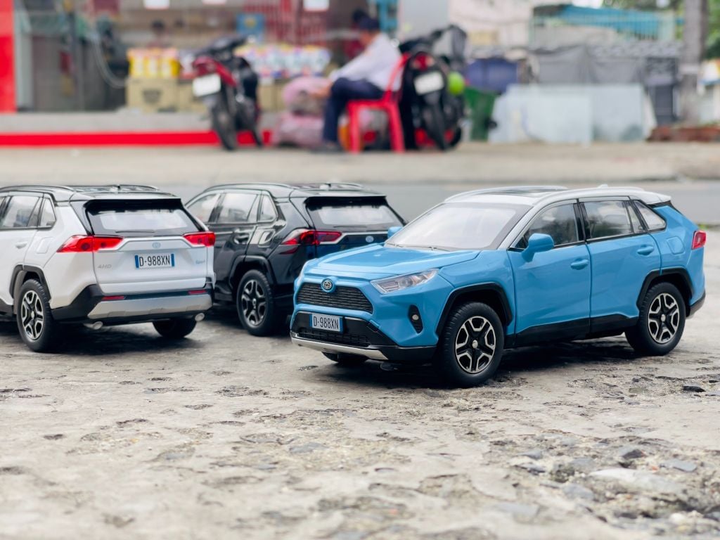 Mô hình xe ô tô Toyota RAV4 full open - full kính - có âm thanh - đèn tỉ lệ 1:22 Alloy model OT503
